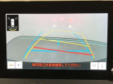 【バックガイドモニター】後方の映像をナビ画面に表示するだけでなく、ステアリング操作に連動して動くガイド線も同時に表示!予想進路の確認をしながら後退できるので便利です!