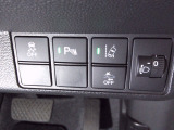 パーキングセンサーや横滑りを防ぐVSA等のスイッチ類は運転席の右側、手の届きやすい位置にあります。