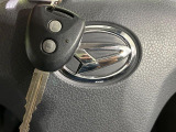 【キーレス】少し離れた場所からでもボタン一つでドアの開錠・施錠ができるのでとっても便利!ドアの鍵穴周りに傷をつけることもありません♪