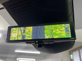 【インテリジェントルームミラー】後席の大きな荷物や同乗者で後方が確認しづらい時でも安心!カメラが撮影した車両後方の映像をルームミラー内に表示。クリアな視界で状況の確認が可能です!