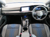 シンプルなデザインと一目でわかるスイッチの配置はPeoples Car=みんなの車という考えの現れです。各スイッチにはバックライトもついており、夜間でも安全に操作して頂けます。