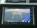 後方を鮮明に映し出し、安全な運転をサポート。狭い場所での駐車や車庫入れも、ガイドライン表示でスムーズに行えます。安心感があります。