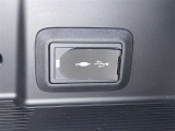 充電用USB端子付き。スマートフォンなどの充電に便利です。