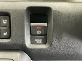 パーキングブレーキはスマートな電子制御式と合わせて渋滞時等にブレーキペダルから足を離しても停車状態を保持してくれるオートブレーキホールド機能で運転が楽になります。スタートはアクセルペダルを踏むだけ