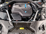 【BMWエンジン】革新的なガソリン・エンジン・テクノロジーによる高性能かつ高効率。レスポンスの良いパワーを発揮。常にスムーズな吸気を実現しアクセル開度にダイレクトに反応しドライビングを楽しく演出。