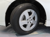 タイヤサイズは195/65R15。純正アルミホイール付き!