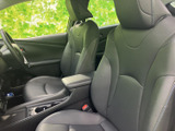 包み込まれるようなシートは、長時間のドライブでも疲れにくい設計。快適な運転をサポートします。