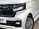 【LEDヘッドライト】悪天候や夜間走行時も良好な視界を確保し安心して運転できる高輝度LEDヘッドライトを装備!点灯速度が早く、消費電力も抑えられています。
