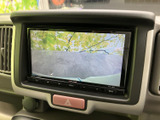 後方確認をサポートするモニターが搭載されています。狭い道や駐車場での運転も、より安全に行えます。駐車時の不安を軽減してくれる頼もしい装備です。