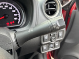 操作しやすい位置に配置されたウインカーレバー。スムーズな車線変更をサポートします。直感的な操作で、安全運転をアシストします。