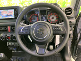握りやすいステアリングで、快適なドライビングを実現。操作性も高く、運転がしやすい一台です。