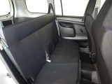 広いとは言えませんが3名乗車できるセカンドシートです。