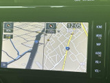 鮮明な画面表示で、目的地へのナビゲーションをサポートします。スムーズなルート案内で、快適なドライブをサポートいたします。