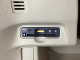 ハンドルの左下にETCがついています。高速道路の料金所の通過も楽々です。 カードの取り出しもしやすい場所についています。