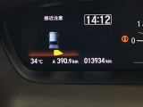 パーキングセンサーシステムは走行中に障害物が迫ると音と表示でお知らせ、低速走行時時の安心感を高めます
