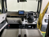 フロントガラスが大きく、ワイドな視界で運転もしやすくなるように設定されています。視認性のよいインパネ周りです。操作スイッチやカップホルダーも使いやすい位置に配置されています。