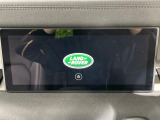 ランドローバーのナビ「Pivi Pro」は、スマホのように直感的に操作できる高機能システムです。AIが日常のルートを学習して渋滞を避ける案内をし、通信機能で地図も常に最新。メーター等への画面連動も見や