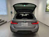 大型のL字型のリアランプもLEDライトを採用。洗練されたデザインにより、シャープなLEDランプの点灯します。後ろからの見た目にもこだわっております。