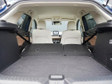 大型のスーツケースや、一般的なベビーカーが積み込める実用的な広さを備えたラゲッジルームです。後部座席を倒せばたくさんの荷物を積めるフラットなラゲッジスペースになります。