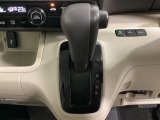 CVT車のセレクトレバーです。低速から高速まで、変速ショックのないスムーズな走りを実現するとともに、エンジン効率のよい領域を維持することで燃費にも貢献します。