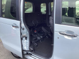 リアシートの座面を跳ね上げるとご覧のスペースが生まれます。背の高い荷物も運べて便利ですね!