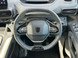 楕円形の小径ステアリングホイールは操作性も良く、駐車時の切り返しでも動きが少なくなります