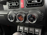 夏でも冬でもお好みの温度に設定しておけば、AUTO ボタンひとつで快適な車内空間へ!風の強さや温度、内外気の切り替えも自動で調整してくれます♪こちらのお車はシートヒーター機能付きです!