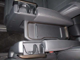 2列目シートにもボトルホルダー&トレイ!