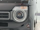 LEDヘッドライトは、点灯の瞬間から最大光量を発揮し、突然暗くなるトンネルなどでの安定感を高めます。