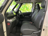 運転席からの視界は広く、運転操作もスムーズに行えます。日常使いからレジャーまで、あらゆるシーンで活躍します。