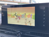 停車中には、TVの視聴を楽しめます。後部座席での移動時間を快適に過ごせる便利な機能です。