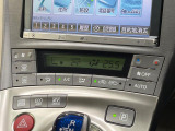 【オートエアコン】一度お好みの温度に設定すれば、車内の温度を検知し風量や温度を自動で調整。暑い&hellip;寒い&hellip;と何度もスイッチ操作をする必要はありません。快適な車内空間には必須の機能ですね♪