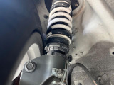 【HKS車高調】車高が低くなり、スタイリッシュな見た目となっております。車両の重心が下がる事で、走行時の安定性も向上します♪