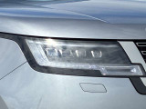 【ピクセルLEDヘッドライト】先進的な照明技術を用いたヘッドライトです。前方に車両や歩行者を検知すると、自動でロービームに切り替えるオートハイビームアシスト機能を備えています。