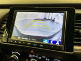 リバースギアに入れるだけで後方の表示へ切り替わります。夜間や雨の日の駐車も楽になりますよ。