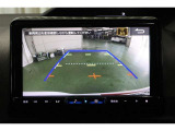 後退時に車両の後ろ側をモニター画面に表示します。車庫入れなどでバックする際に後方確認ができて便利です。