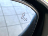 【ブラインドスポットインフォメーション】走行中、ドアミラーの死角になりやすい箇所に後続車が接近するとサイドミラー付近に警告を表示、ドライバーに注意喚起をしてくれます。
