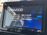 高精細なディスプレイが運転席からの視認性を高めます。様々な機能を搭載しており、快適なドライブをサポートします。ぜひ操作感をお確かめください。