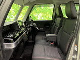 運転席からの視界は良好で、周囲の状況をしっかり把握できます。操作性にも優れ、運転に集中できる空間です。快適な運転をサポートします。