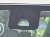 【スマートアシスト】走行中に前方の車両等を認識し、衝突しそうな時は警報とブレーキで衝突回避と被害軽減をアシスト。より安全にドライブをお楽しみいただけます。