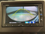 リバースギアに入れるだけで後方の表示へ切り替わります。夜間や雨の日の駐車も楽になりますよ。
