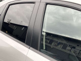 プライバシーガラスが搭載されておりますので、車内のプライバシーを保護してくれます。