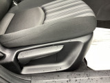 運転席にはドライバーの体型や好みに応じて前後方向だけでなく、高さの調整ができるシートリフターを装備!