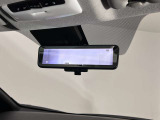 スマートルームミラーで後方の映像がルームミラーで確認できます。