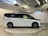 運転席側も電動スライドドアになってます。ショッピングなどでのお買い物時手がふさがっていてもドアに軽く触れるかリモコンで開閉できるので便利です!