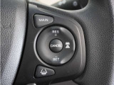◆アダプティブクルーズコントロール◆予め設定した車速内でクルマが自動的に加減速。前走車との適切な車間距離を維持しながら追従走行します。【LKAS】車線維持支援システムでステアリング操作を支援。