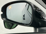 ブラインドスポットインフォメーションは走行中、斜め後ろに車両を感知すると、ドアミラー上のマークを点灯してお知らせします