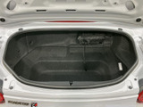 荷室は、日常使いに便利な広さを確保。使い勝手の良さも魅力です。コンパクトながらも、収納力に優れた空間です。