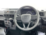 運転席まわりです。 各操作スイッチは使いやすい位置に配置されてます。