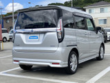 リアのデザインも、洗練された印象。安定感のあるフォルムは、運転時の安心感にも繋がります。都会でもアウトドアでも。